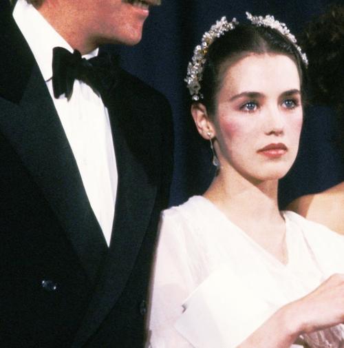 求一张伊莎贝尔阿佳妮坐在椅子上看书黑白的高清图我每次找到的都有点