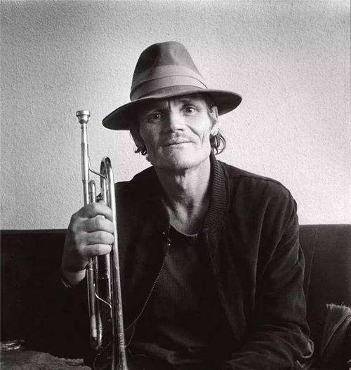 1952年,贝克获得了与爵士巨星查理·帕克合作的机会,从此他的音乐生涯