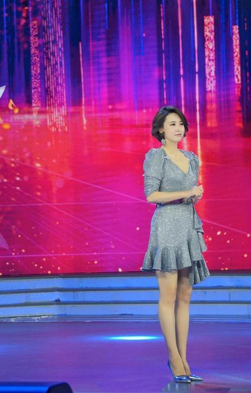 著名主持人张蕾魅力全开!穿红色丝绒的西装连体裤气场