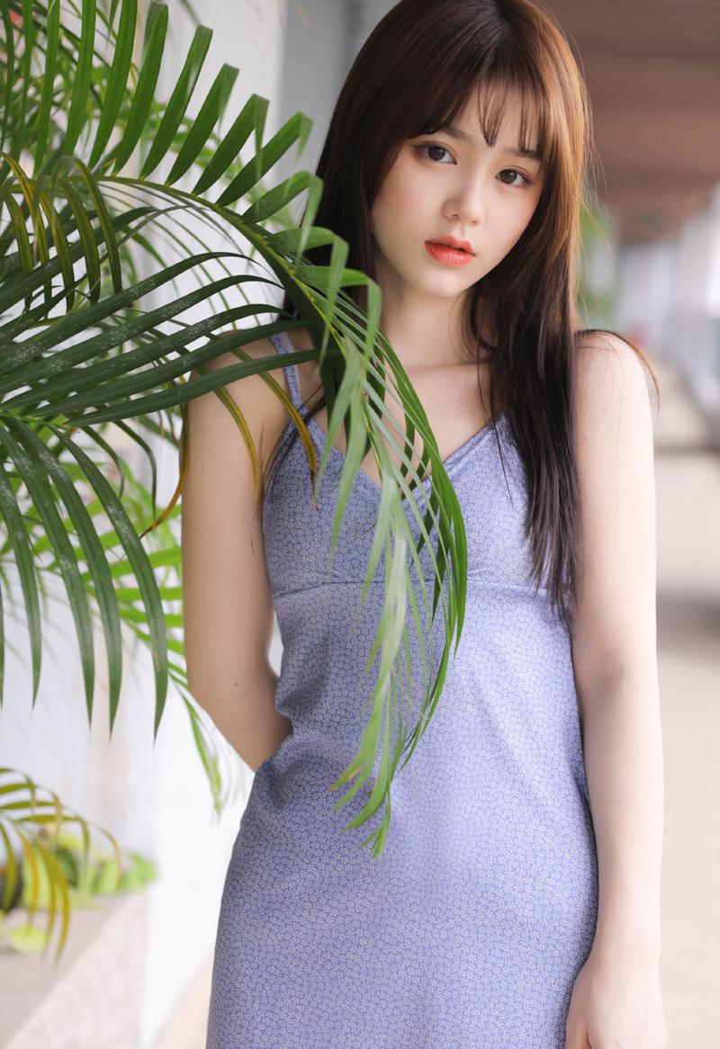长发美女性感吊带裙撩人写真图片