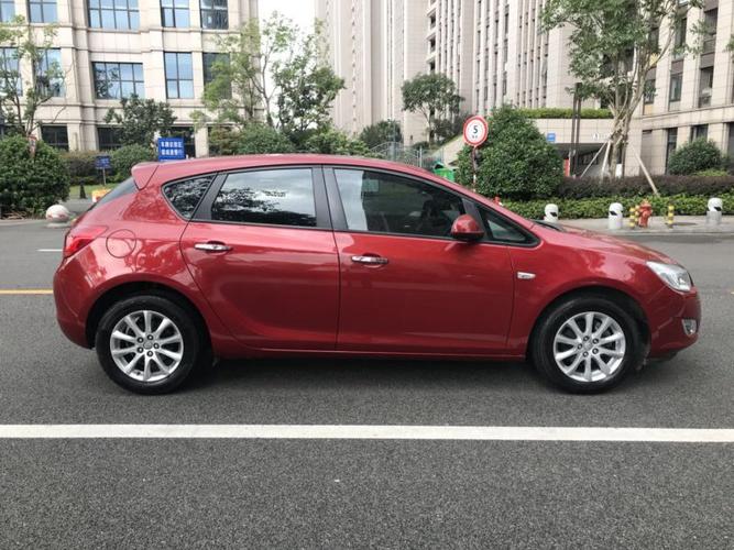 别克英朗xt 红色3.8万急卖,实际年月份,精品美女开下来的座驾.