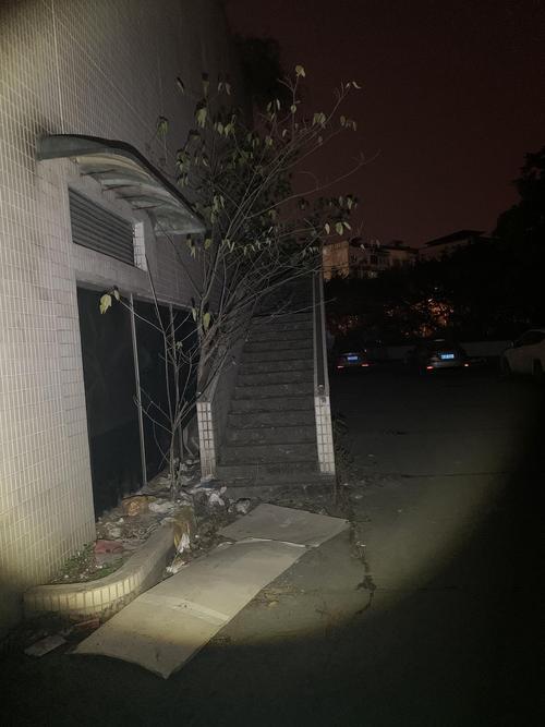 夜探重庆第一个四星级酒店 如今废弃变为停车场 曾经