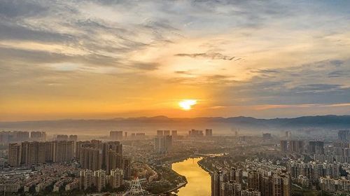 最近,金堂来了一种生物,它眼中的金堂太震撼了!