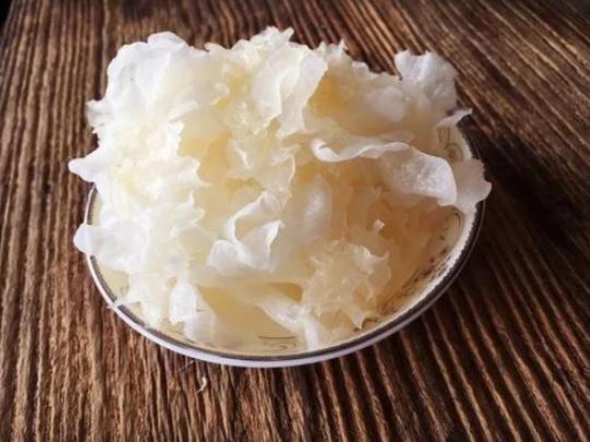 硫磺熏过的银耳怎么分辨?牢记"一看二闻三摸",轻松挑选好银耳