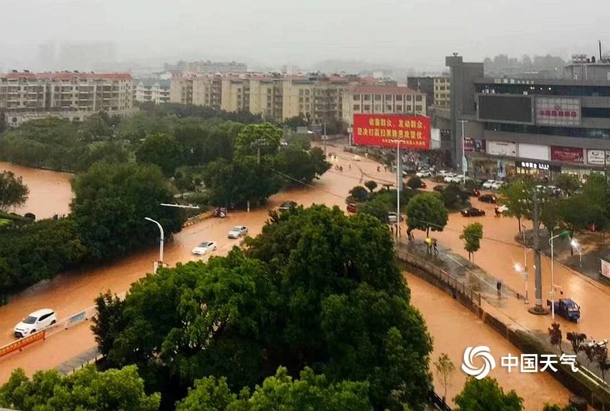 江西定南暴雨袭城内涝严重市民蹚水出行