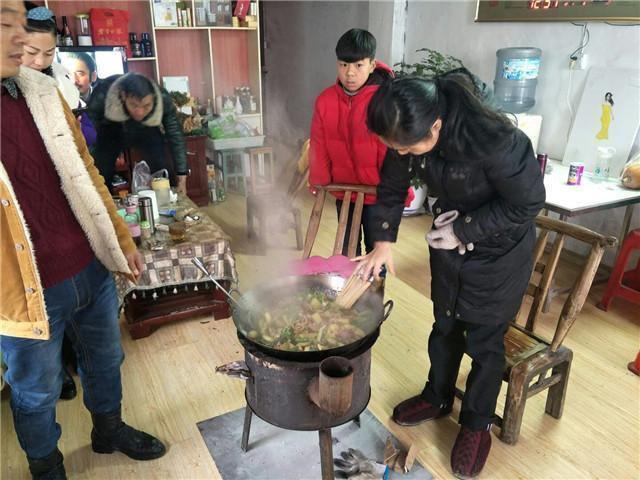 大姐家杀猪请客只上一道菜,十几个人围锅而坐像过年一