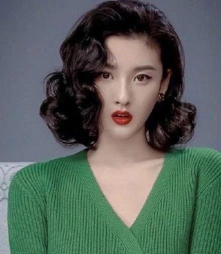 看乔家的儿女女儿们的80年代复古卷发现在弄也超时髦