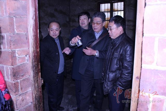 何志祥(右二),张有奎(左二)先生考察修山镇原住院综合楼,王军华陪同