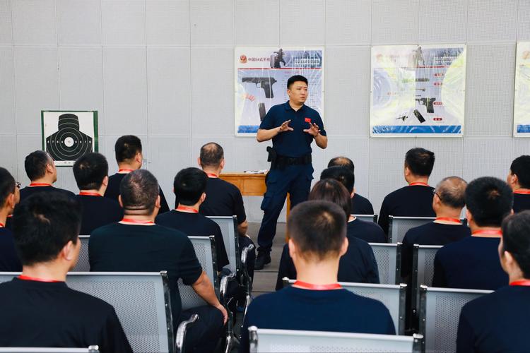 《济南人民警察职业培训学院》学员们正在上课,训练体能测试,及射击