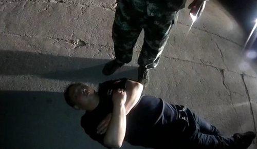 崂山一醉汉马路中间呼呼大睡 吓坏司机叫来民警