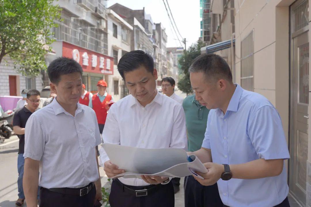 现场问诊一线开方刘传钢带队督导创城工作