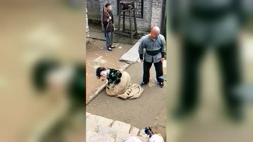 拍戏现场女演员被壮汉装麻袋扛走