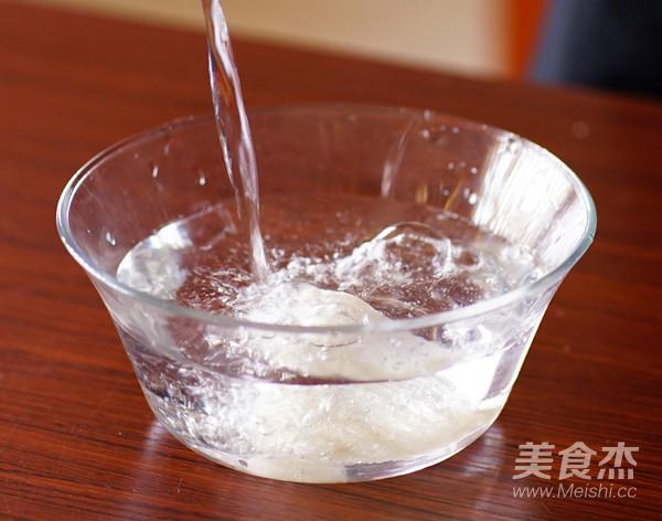 燕窝泡发4小时左右,挑毛,隔水炖30分钟.