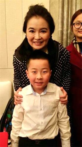 金炫佑与央视主持人周洲姐姐