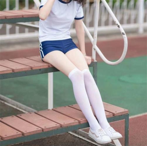 求冯提莫别穿透光裙了,为证身材非要搭白丝!谁知她耍