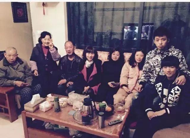 明星罕见全家福:杨幂一家高颜值,王俊凯一家淳朴,韦唯