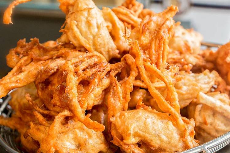  p>炸芋头丝是普通菜.制作原料主要有大芋头,姜,面粉. /p>