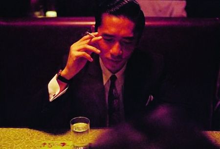 梁朝伟在电影中抽烟的样子很迷人