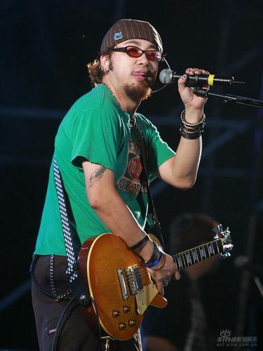 图文:龙水湖音乐节首日-碎瓷主唱俏皮咬舌头