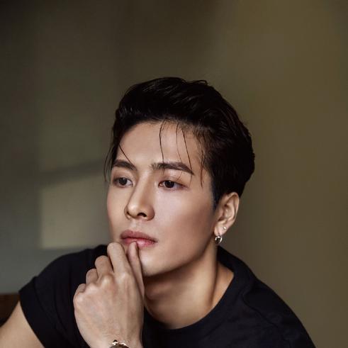 王嘉尔侧背发型上热搜了?是怎么回事?