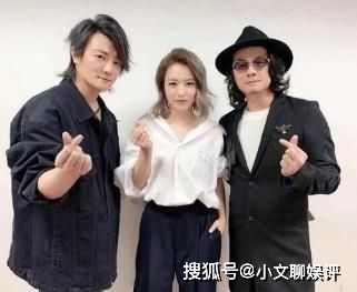 在网上了解到的信息飞儿乐队的主唱叫lydia原名叫韩睿,她毕业于浙江