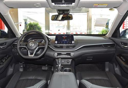 用料,材质,颜色等都很不错,搭配出来看着非常舒服,而朋友的天籁内饰则