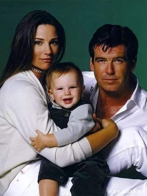 68岁的皮尔斯布鲁斯南与老婆逛街老婆曾胖到200斤仍不离不弃