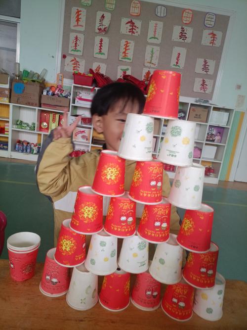 柳汪幼儿园小班纸杯搭建