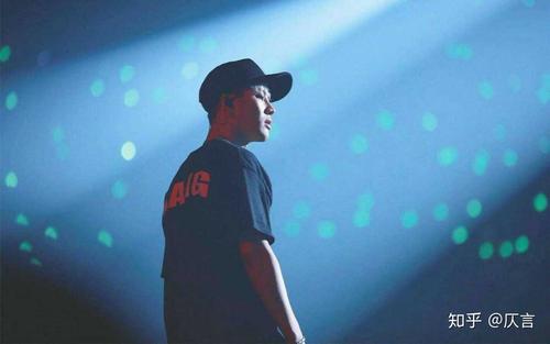 你们认为王嘉尔这个人如何?怎么评价他的舞台和综艺?