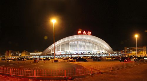 也许现在的生活不太美好 但生活一定会越来越好 时间就像唐山站的高铁