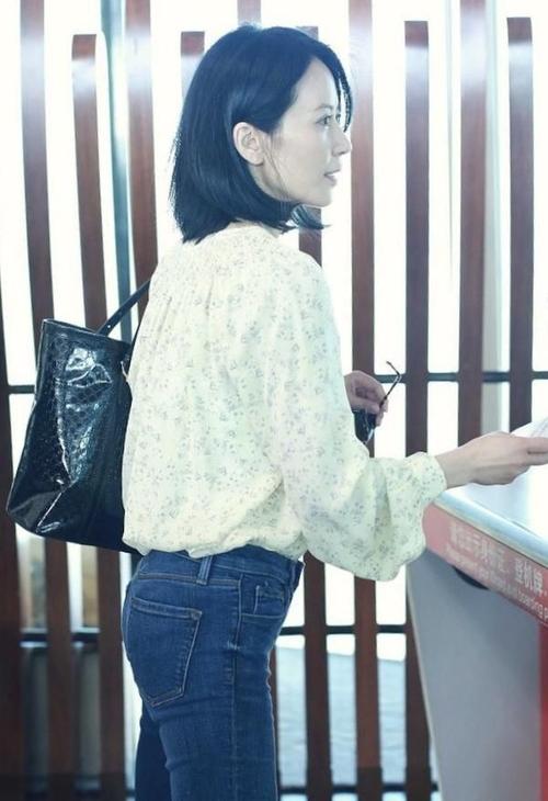 俞飞鸿穿紧身裙勒出麒麟臂发福成了大妈但整个人气质优雅