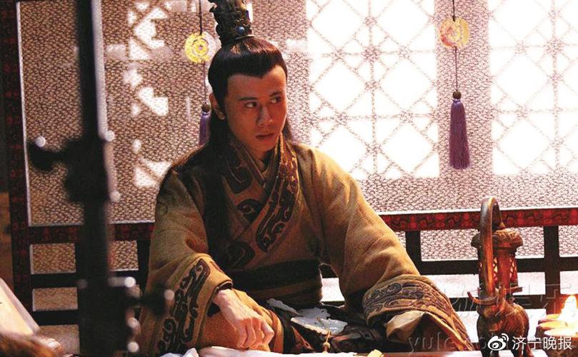 电视剧《曹操》中的汉灵帝(严昆 饰)