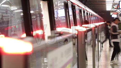 地铁末班车回家的人