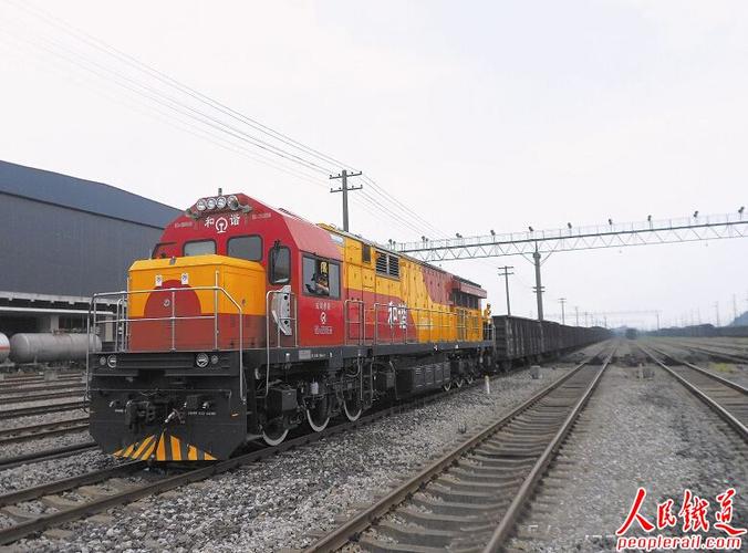 hxn5b新型内燃机车亮相达州站