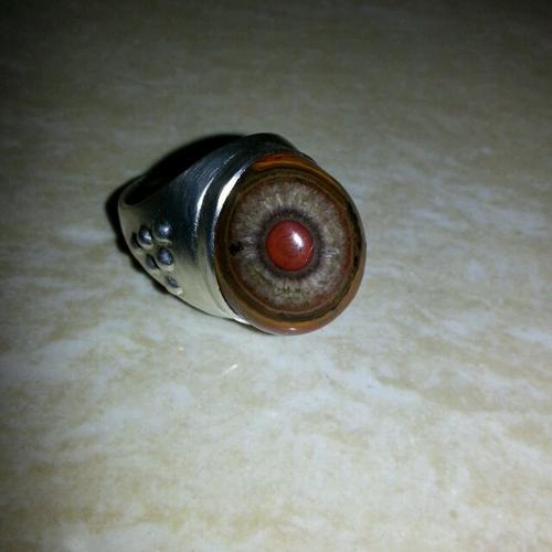 战国红天眼石,纯天然眼睛,请专家给两块石头估价!