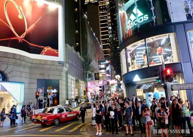 这条街巷满布西式餐馆和酒吧,虽然是小巷,但兰桂坊名声很大,世界各地