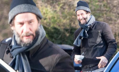 原创基努里维斯拍完黑客帝国4,胡子花白像要饭,网友:想丢硬币给他