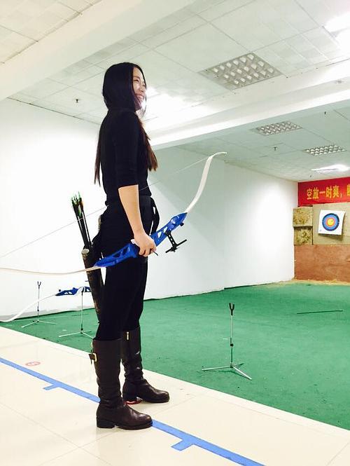 好多美女来射箭啊!