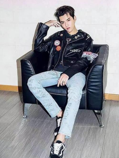 吴亦凡不仅帅气十足,穿上这些衣服,他的嘻哈风格霸气