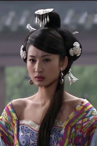 佟丽娅饰演的姐姐赵飞燕一心只有爱情,而郭珍霓饰演的妹妹赵合德野心