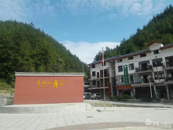 驾车行驶在奉节兴隆镇54.3公里的旅游环线上.山路蜿蜒