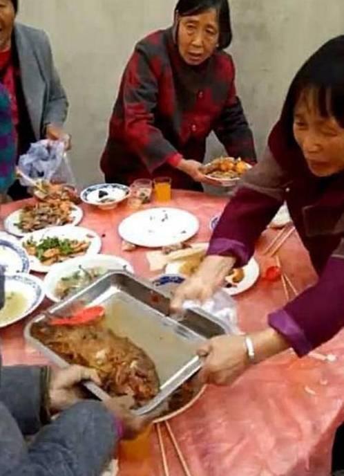 农村吃席乱象大鱼大肉一上桌大妈就抢着打包为何没人管
