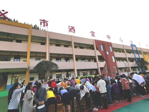 兴义市洒金中心幼儿园开展"沐浴党恩 幸福成长"亲子绘画活动