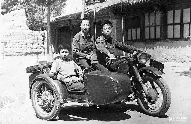 80年代,长江250三轮挎斗摩托车80年代初,北京吉普2021,当时马路上最