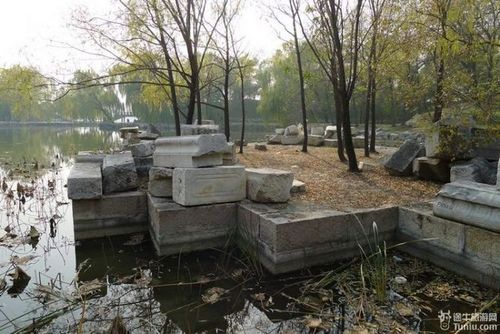 com 跳过这几个桥墩子,就是"方壶胜境"的主建筑迎薰亭的遗址,也是景观