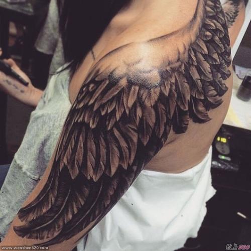 女性左肩背至手臂黑色大型天使翅膀纹身羽毛纹身图