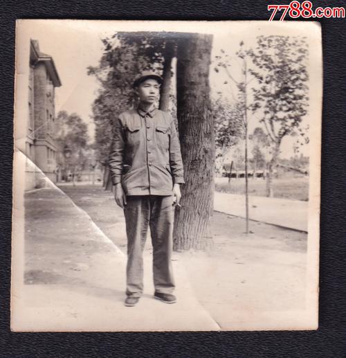 6.70年代军人老照片1张(尺寸约5.8*5.8厘米)