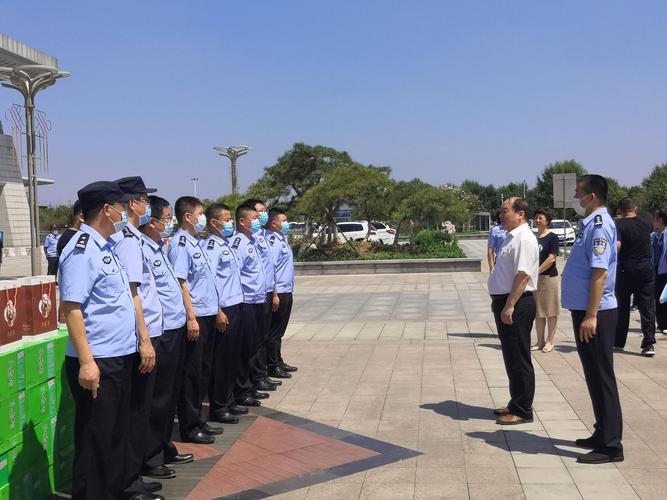 炎炎夏日执勤忙 慰问民警送清凉