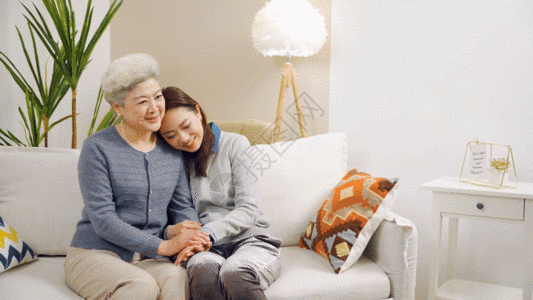 烟火孩子女儿依偎靠在老母亲怀抱里gif高清图片