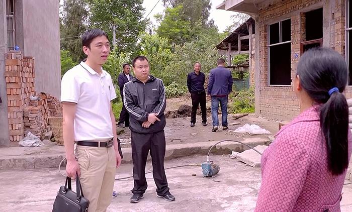 督查组在镇龙镇元顶村开展入户走访